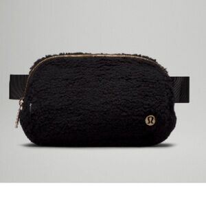 Lululemon Black Large 2L Fleece Belt Bag *New* with tags